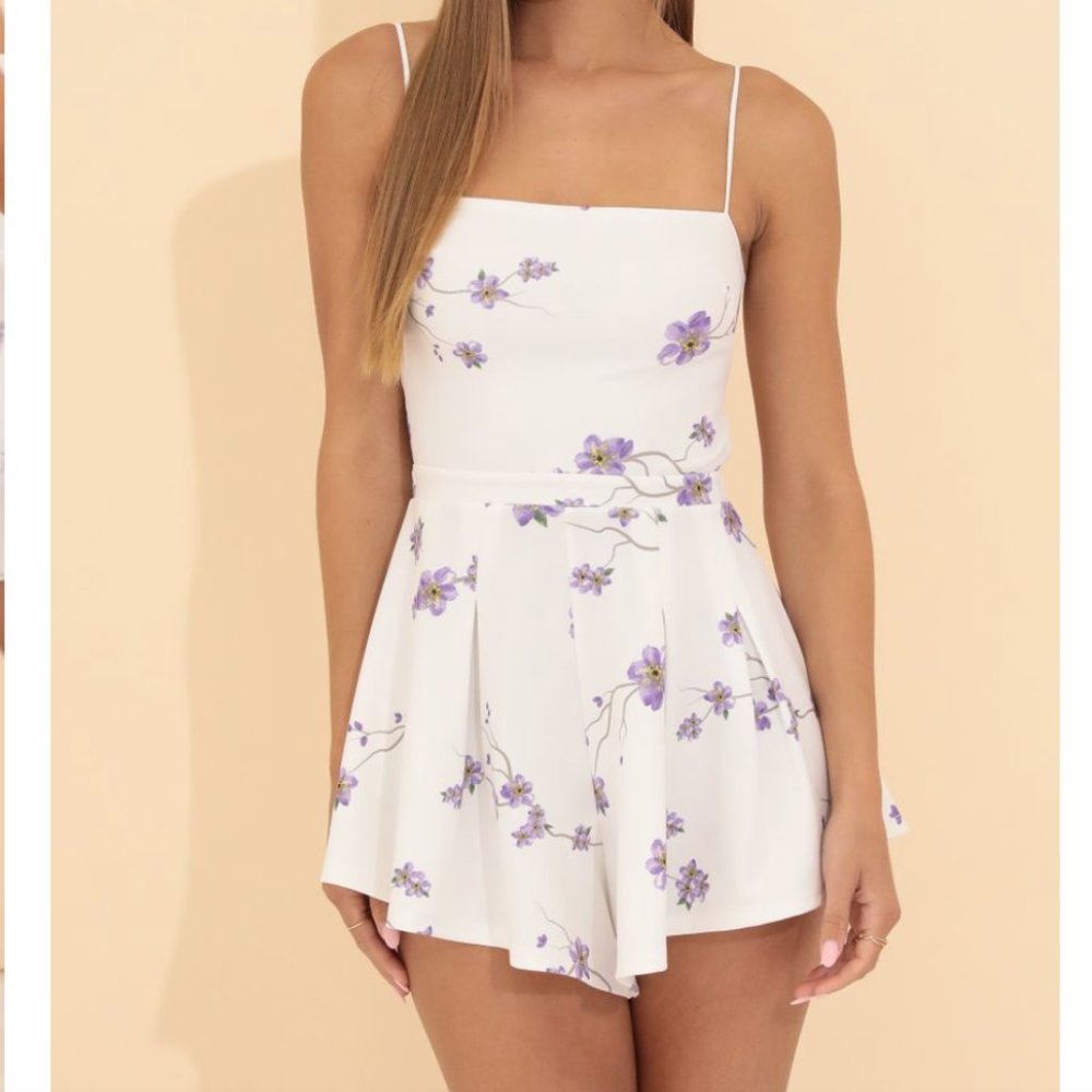 LUCY IN THE SKYBella Floral Romper in White - Size XS